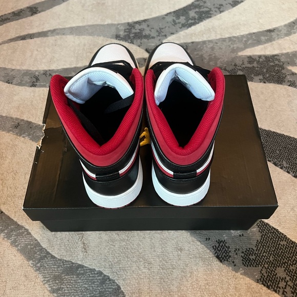 Black and red Jordan’s - Picture 5 of 8